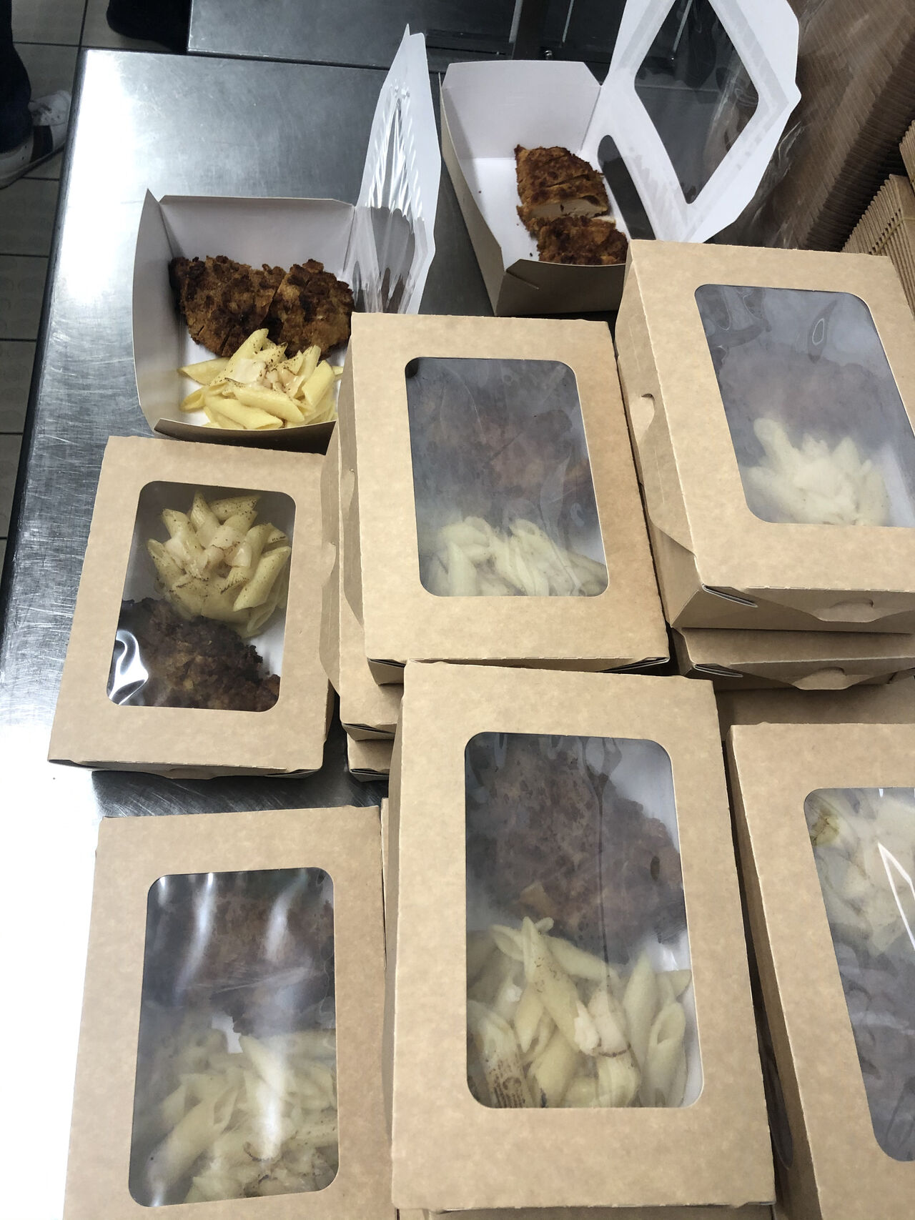 Une RÉUNION PEU de TEMPS pour DÉJEUNER. Nous pouvons vous PRÉPARER votre repas à EMPORTER. LIVRAISON à partir de 10 personnes.