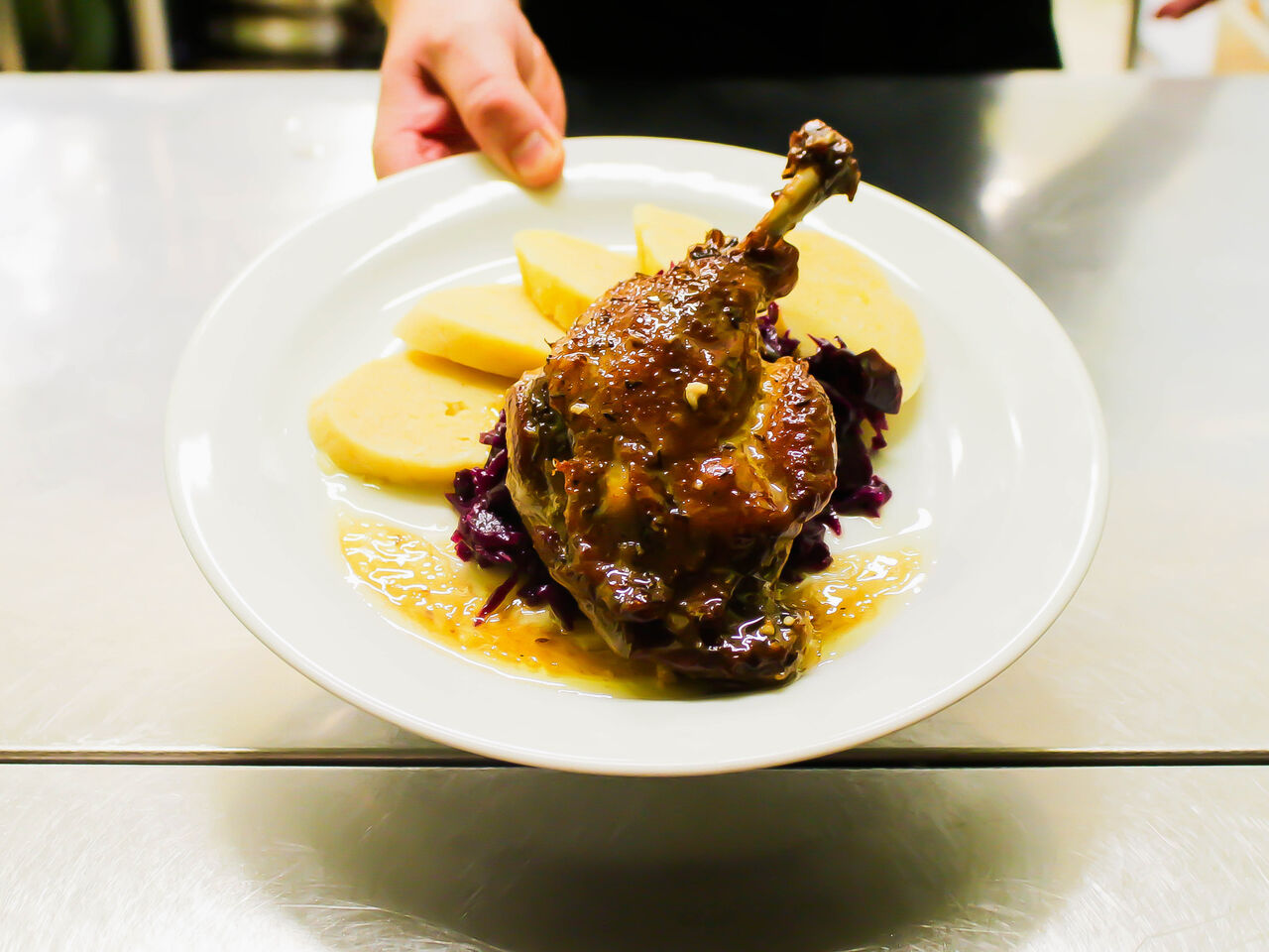 Kachní stehno na jablkách s bramborovým knedlíkem a červeným zelím