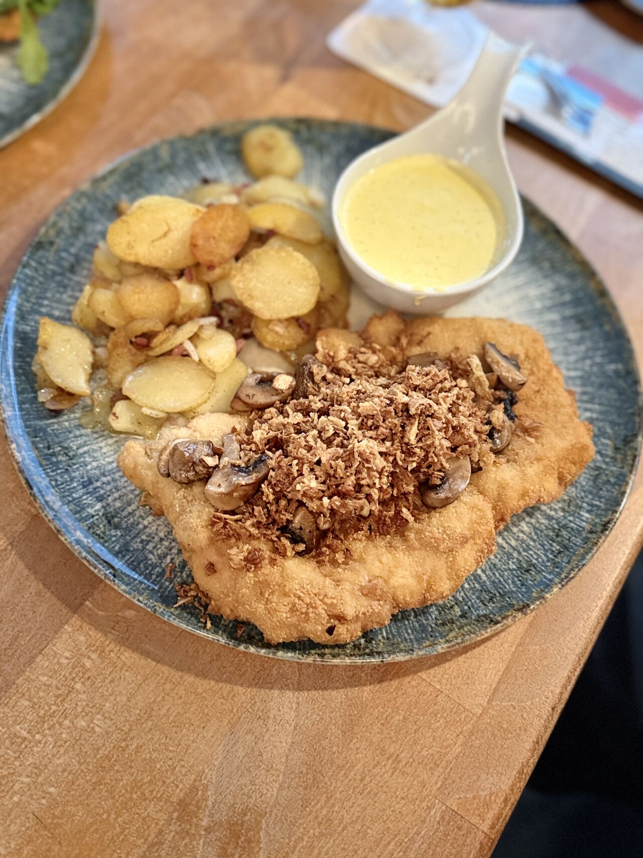 Schnitzel Röstzwiebeln Champignons bernaise und Bratkartoffeln 