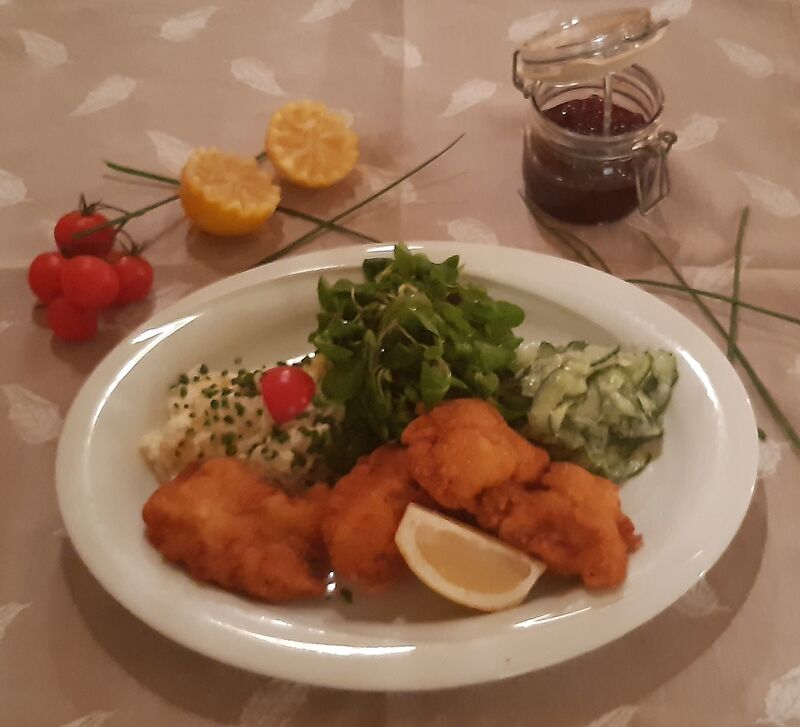 Ausgelöstes Backhenderl mit Erdäpfel- , Vogerl- und Gurkensalat