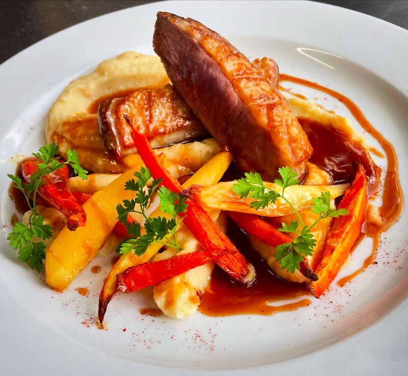 Filet de canette, sauce balsamique blanche et mousseline de panais