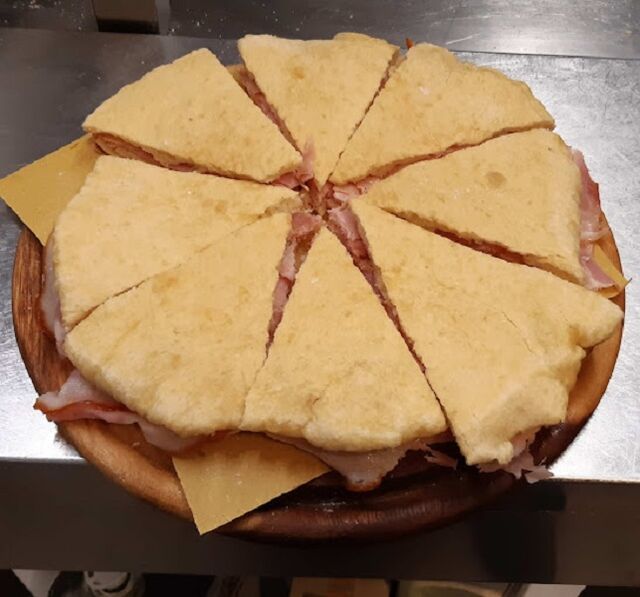 Focaccia fritta con affettato di porchetta