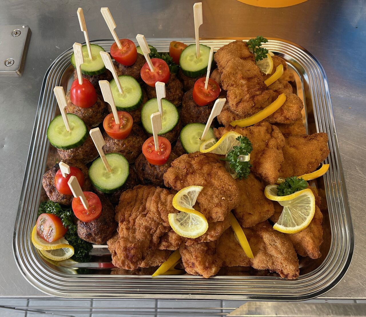 Brotzeitplatte mit Mini-Schnitzel, Mini-Pflanzerl und Bayerische Laugenspieße