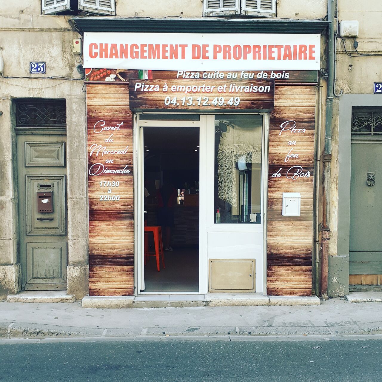 Venez déguster nos véritables pizzas traditionnelles cuites au feu de bois sur place ou à emporter livraison gratuite 