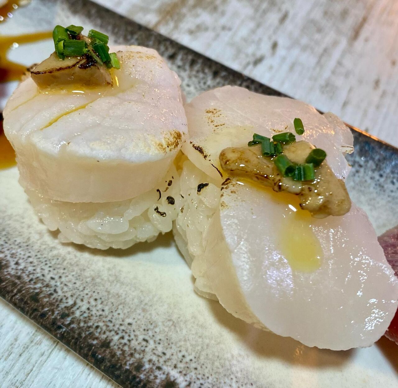Niguiri de viera con foie (hotateagui)
