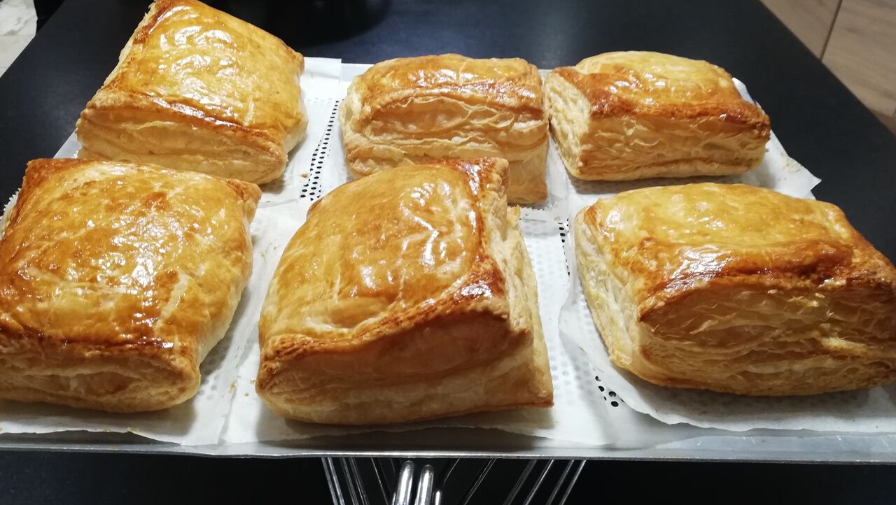Feuilleté à la crème à l'emmental et aux lardons