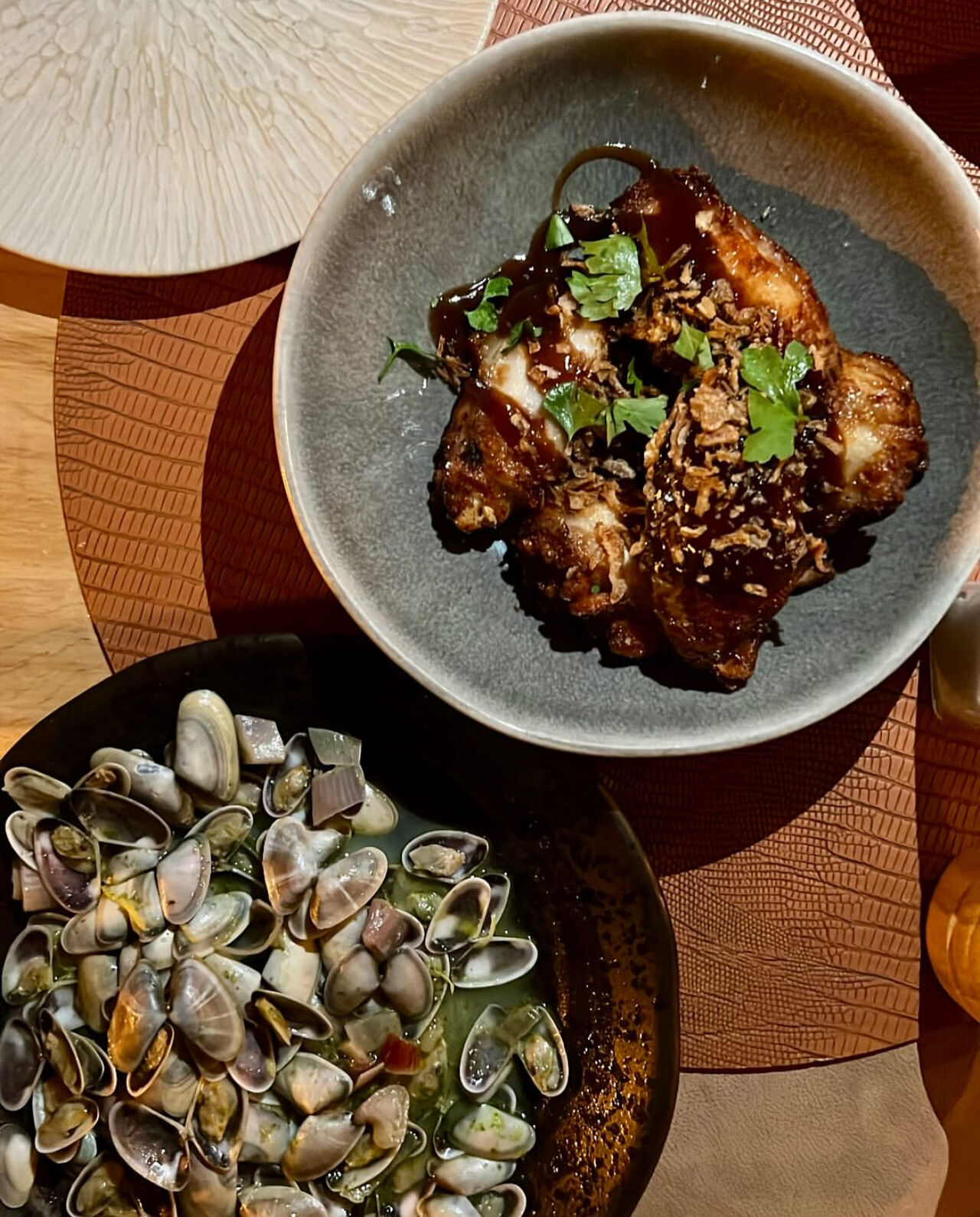 Tellinas mediterráneas y Alitas de pollo con salsa barbacoa / Mediterranean clams and Chicken wings with barbecue sauce