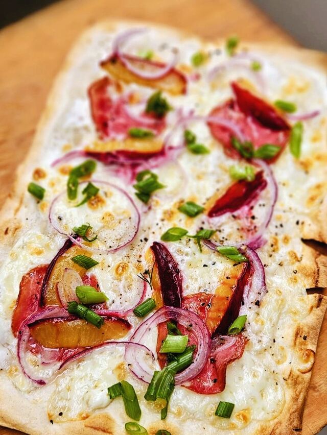 Podpłomyk sezonowy ze śliwką i kindziukiem.