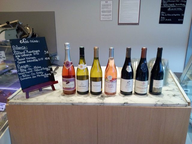 Nous proposons une gamme de vins de France et d'ailleurs.
Notre sommelière Claire saura vous conseiller