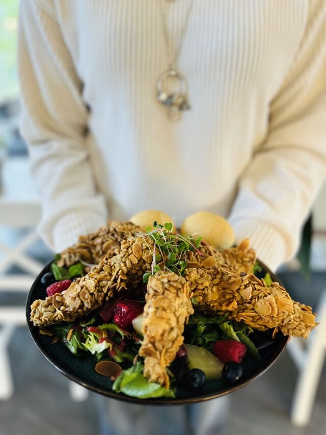 Sałatka z kurczakiem w panierce migdałowo-słonecznikowej podana na sałatach z owocami i malinowym sosem vinaigrette