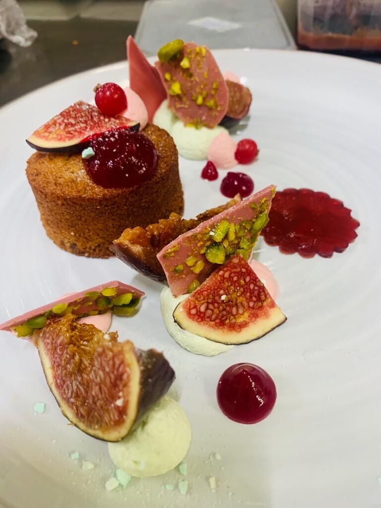 Financier à la noisette, pistache et figues