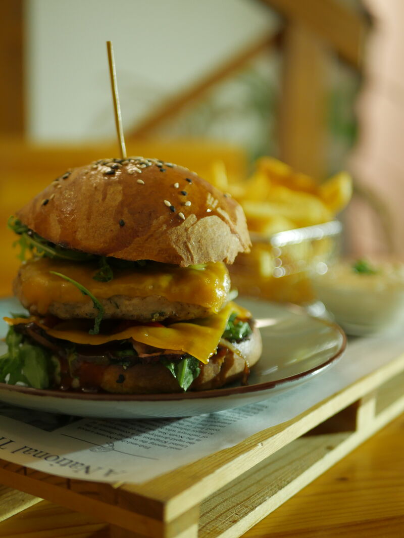 Hovězí hamburger v domácí briošce s BBQ omáčkou, steakové hranolky, domácí tatarská omáčka