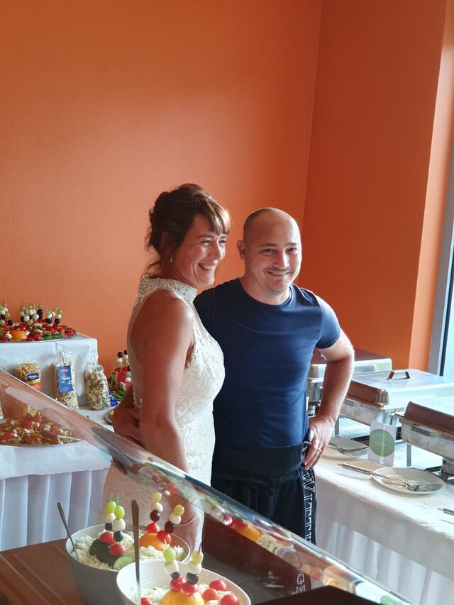 im Wintergarten ein Buffet voller Gaumenfreuden, Musik genau nach
Ihrem Geschmack, 