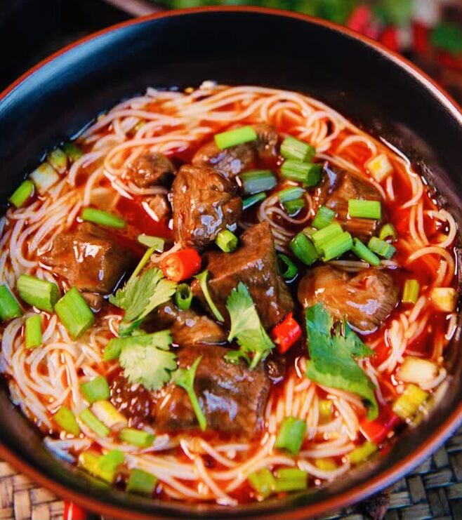 Soupe de Vermicelles de Riz Pimenté au bœuf 