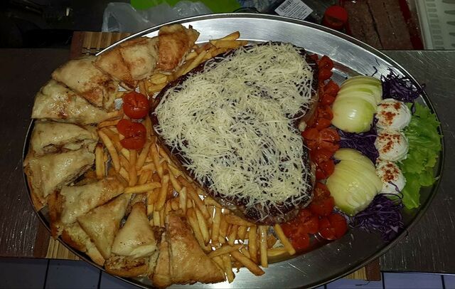 Gigantska punjena pljeskavica originalne recepture, težine 1 kg!