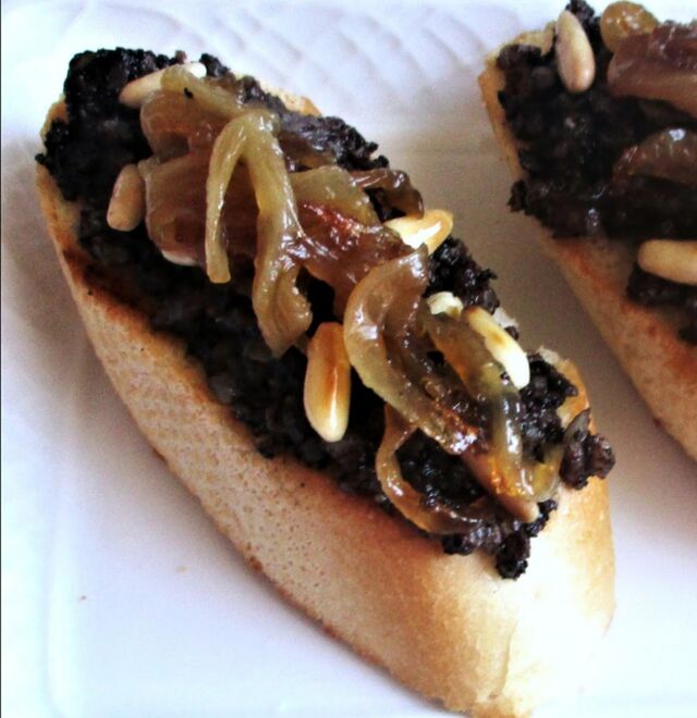 Tosta Paté de Morcilla con Piñones y Cebolla Caramelizada