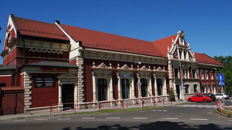 Budynek Restauracji - dawny pałac Ballstremów - widok z zewnątrz.