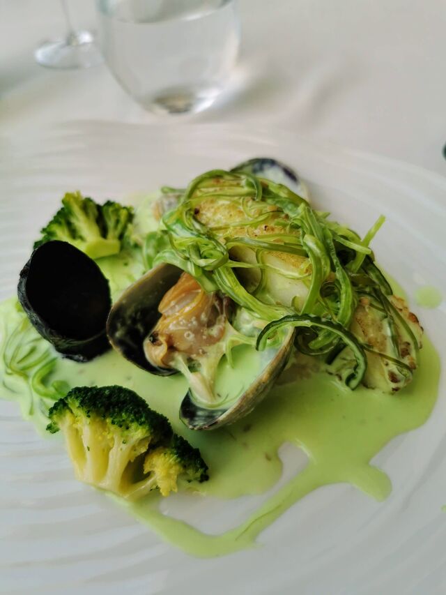 un des nombreux plats du menu dégustation présenté chaque midi en semaine ... Photo prise par une fidèle cliente