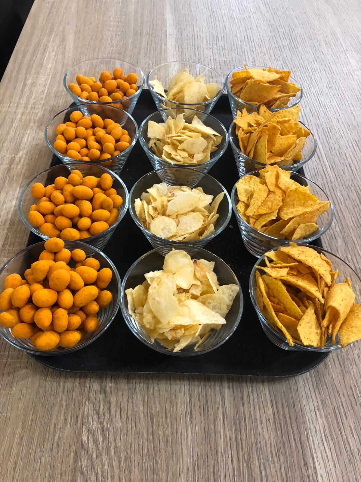 Aperitivo salato con noccioline e patatine