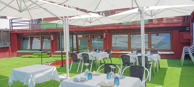 Terraza interior con céspez artificial