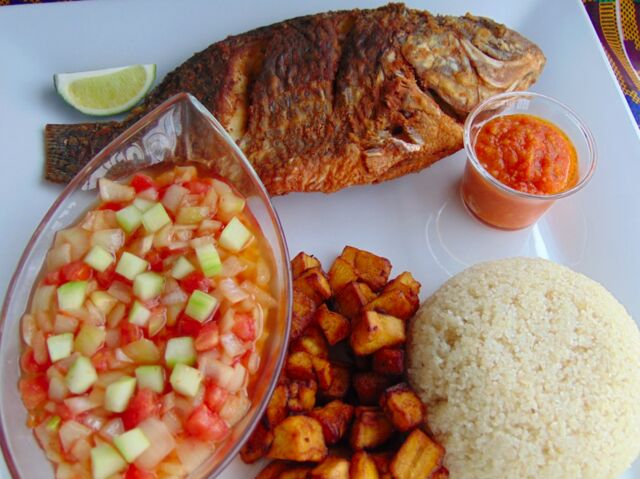 ATTIEKÉ( SEMOULE DE MANIOC) , BANANE FRIRE ET POISSON
