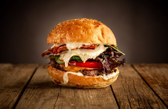 Náš kráľ... BEEF Burger... Vlastný dresing, hovädzie mäso, paradajka, šalát, slanina, cibuľa, vajce, Chedar... 