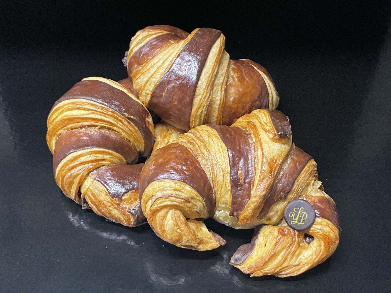 Croissant ordinaire fourré pâte à tartiner.