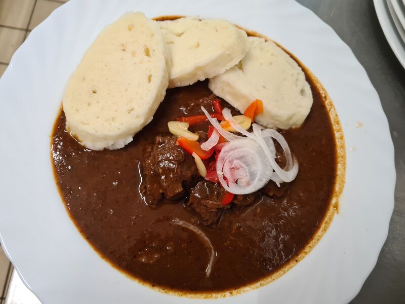 Rindergulasch mit Böhmischem Knödel
