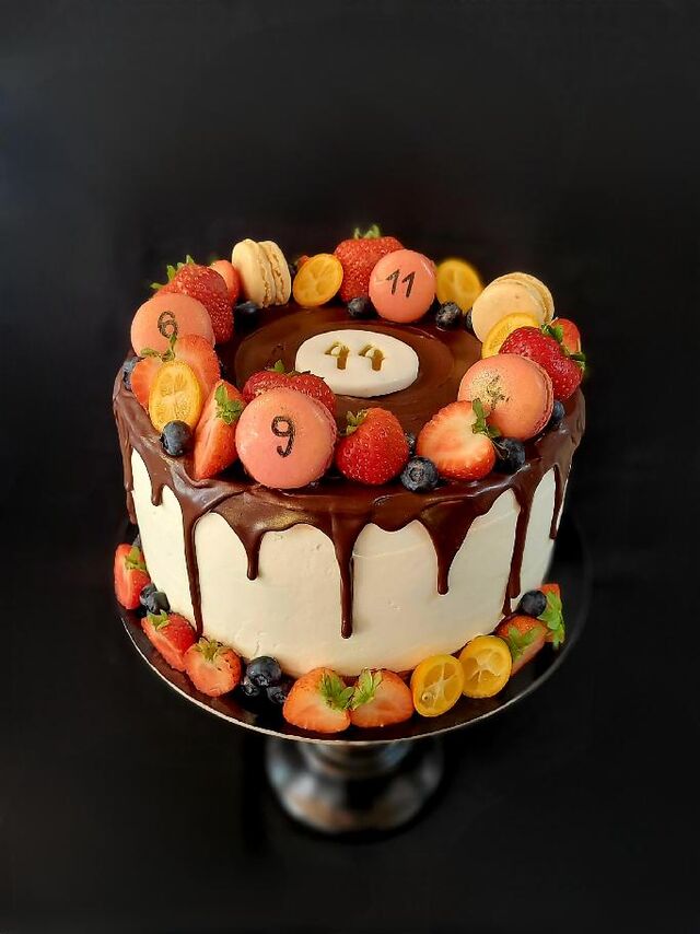 Vanilkový dort s čoko stékanci