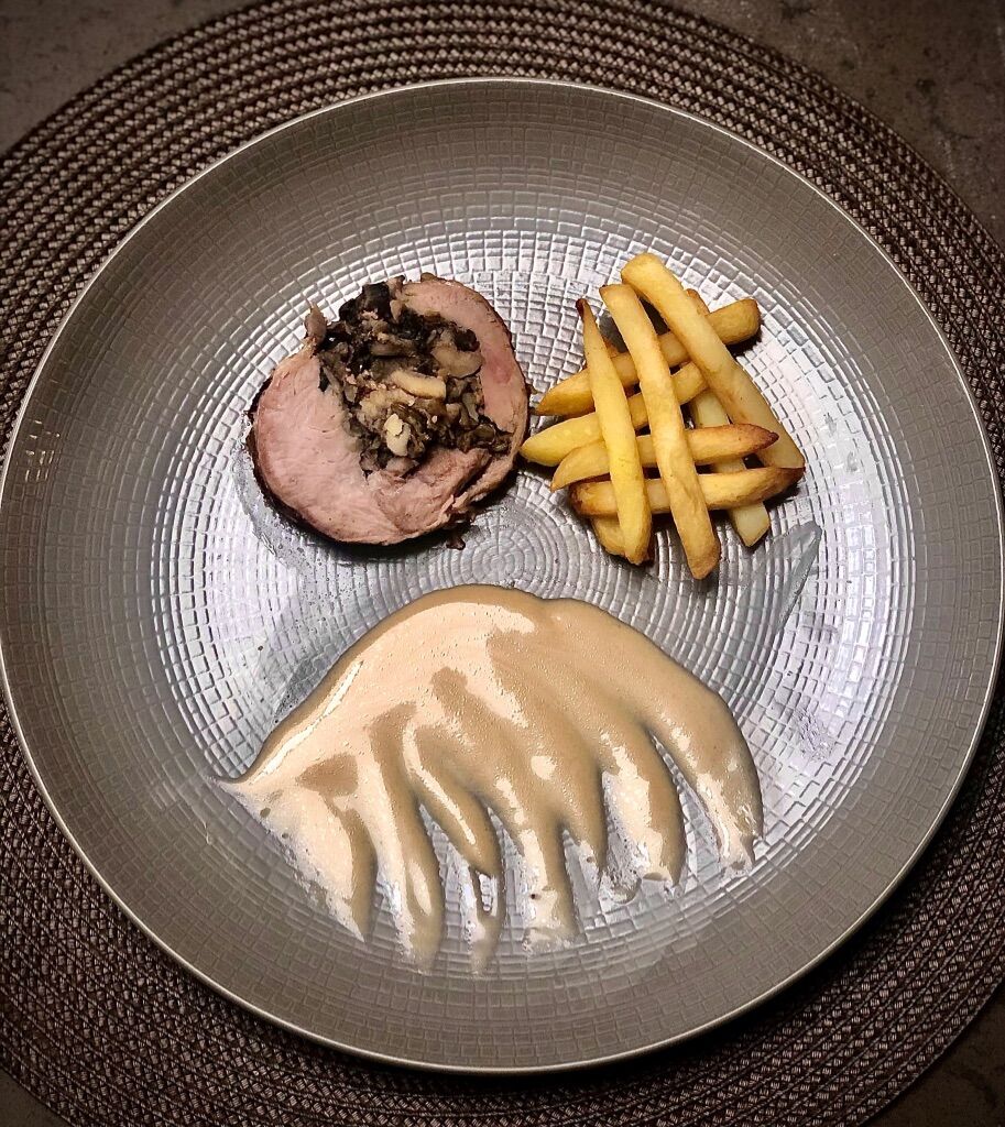 Rôti de dinde farci au foie gras, champignons et marrons, sauce au madère, frites by Sophie