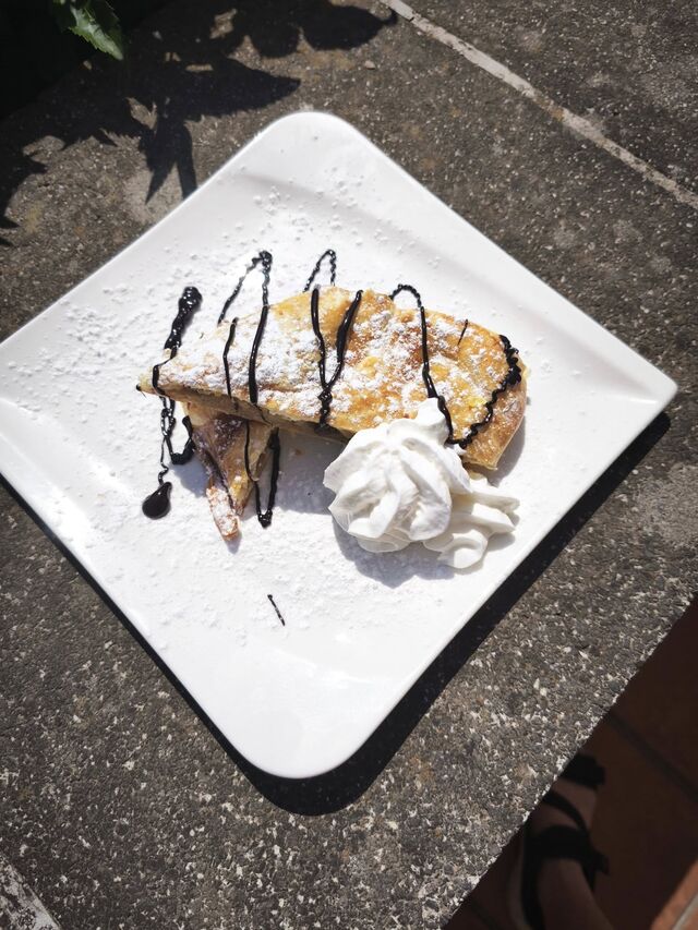 Jablečný štrůdl se šlehačkou ☺️