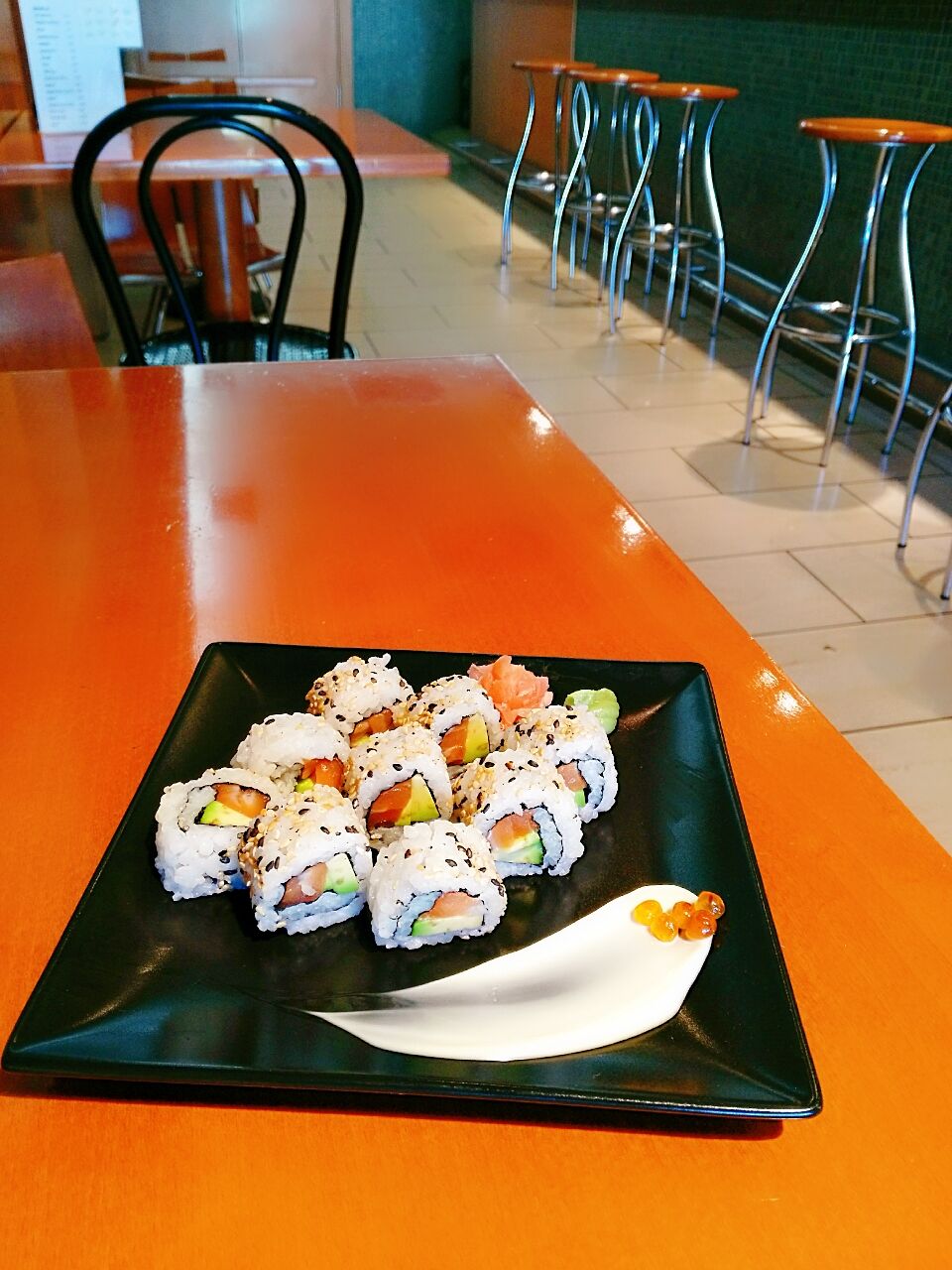 California aguacate con salmon 