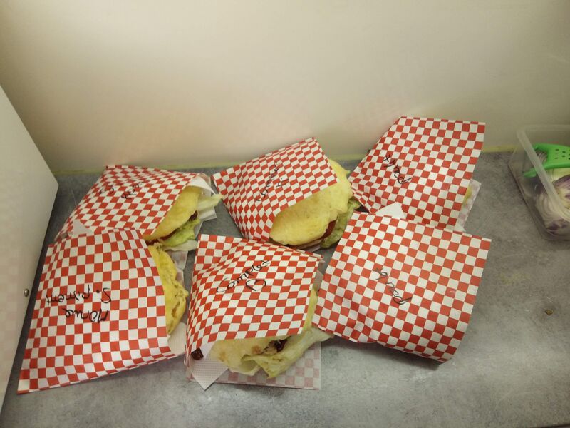 Nos Bokits:
Bokit Morue
Bokit Poulet
Bokit Jambon
Bokit Complet
GARNITURE
Salade tomate oignon ou pikliz sauce au choix.
