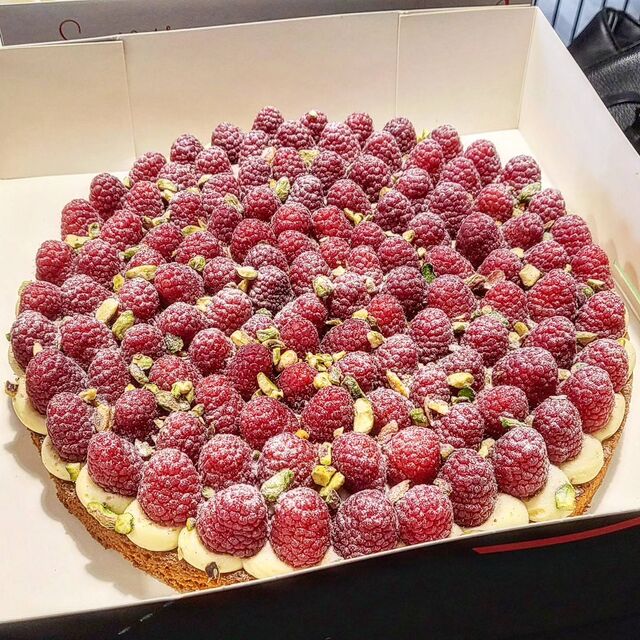 Tarte aux framboises (sablé breton, crème diplomate vanille et éclats de pistache)