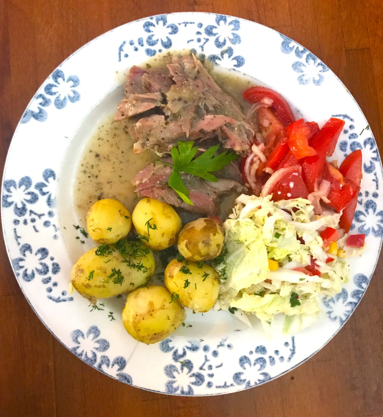 Przykładowe danie lunchowe - udziec z indyka duszony, z młodymi kartoflami