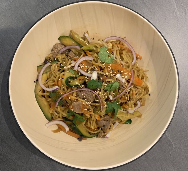 Nouilles sautées aux boeuf et aux légumes ( choux chinois, carottes, courgettes, oignons et viande de boeuf, sésame )