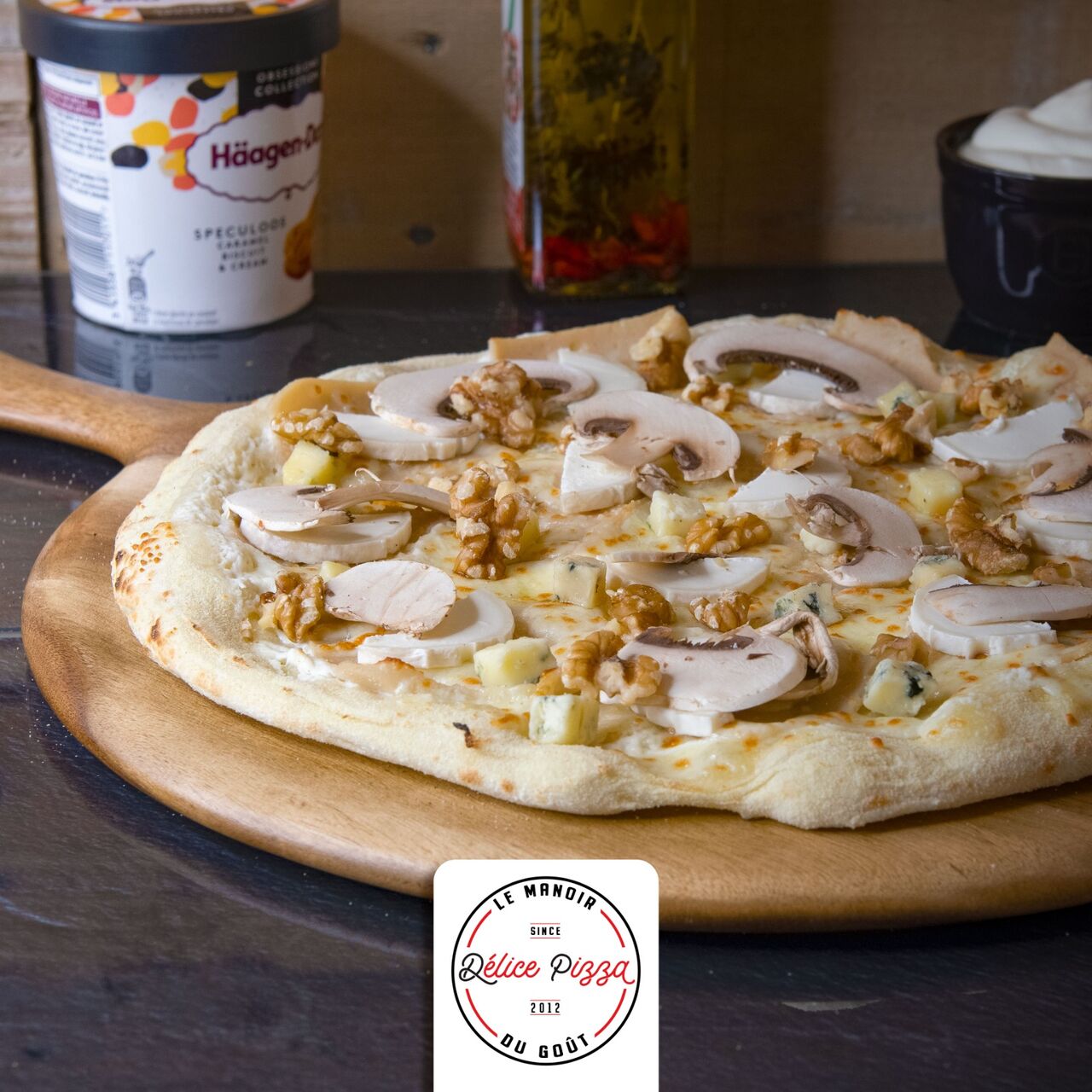 LA FORESTIÈRE : crème fraiche, blanc de poulet, mozzarella, chevre, bleu, champignons, noix, persillade.