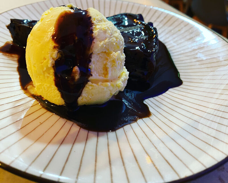 Brownie casero c/ helado de vainilla!