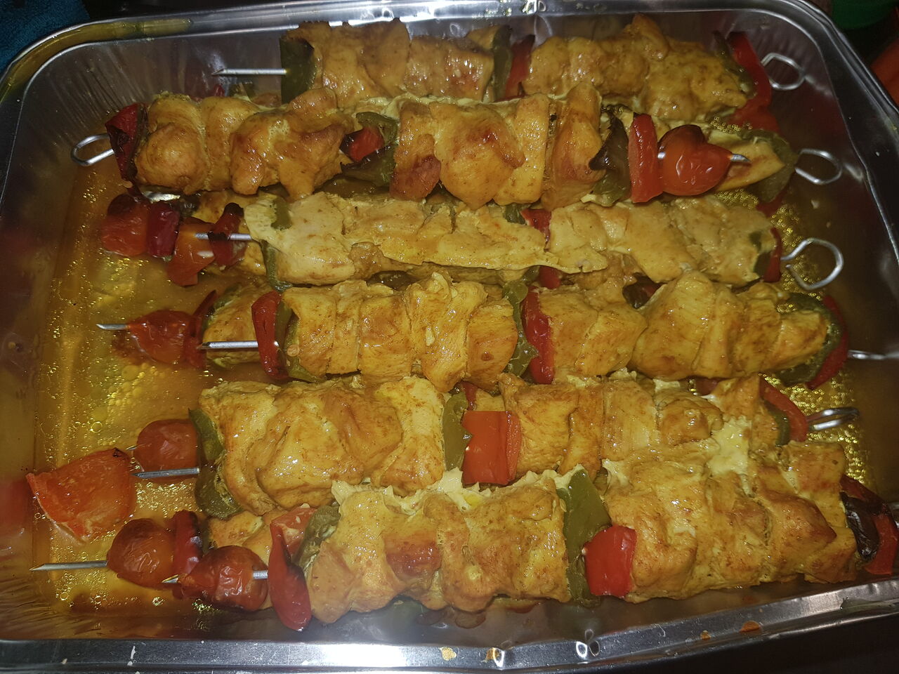Brochetas de pechuga de pollo marinadas con curry