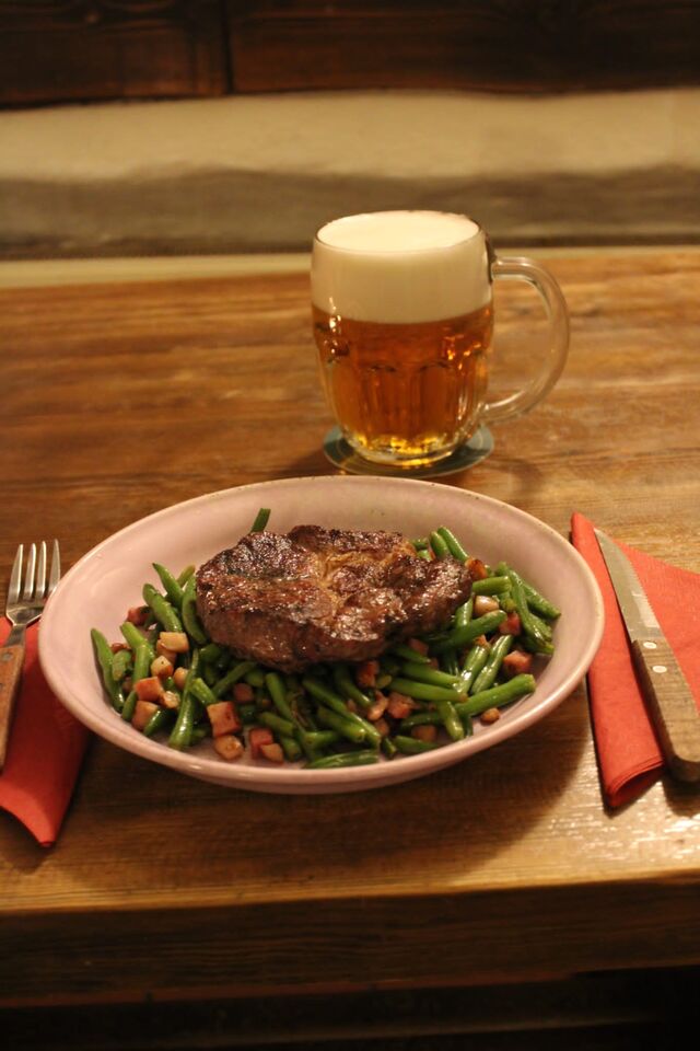 Krkovice z grilu se zelenými fazolkami