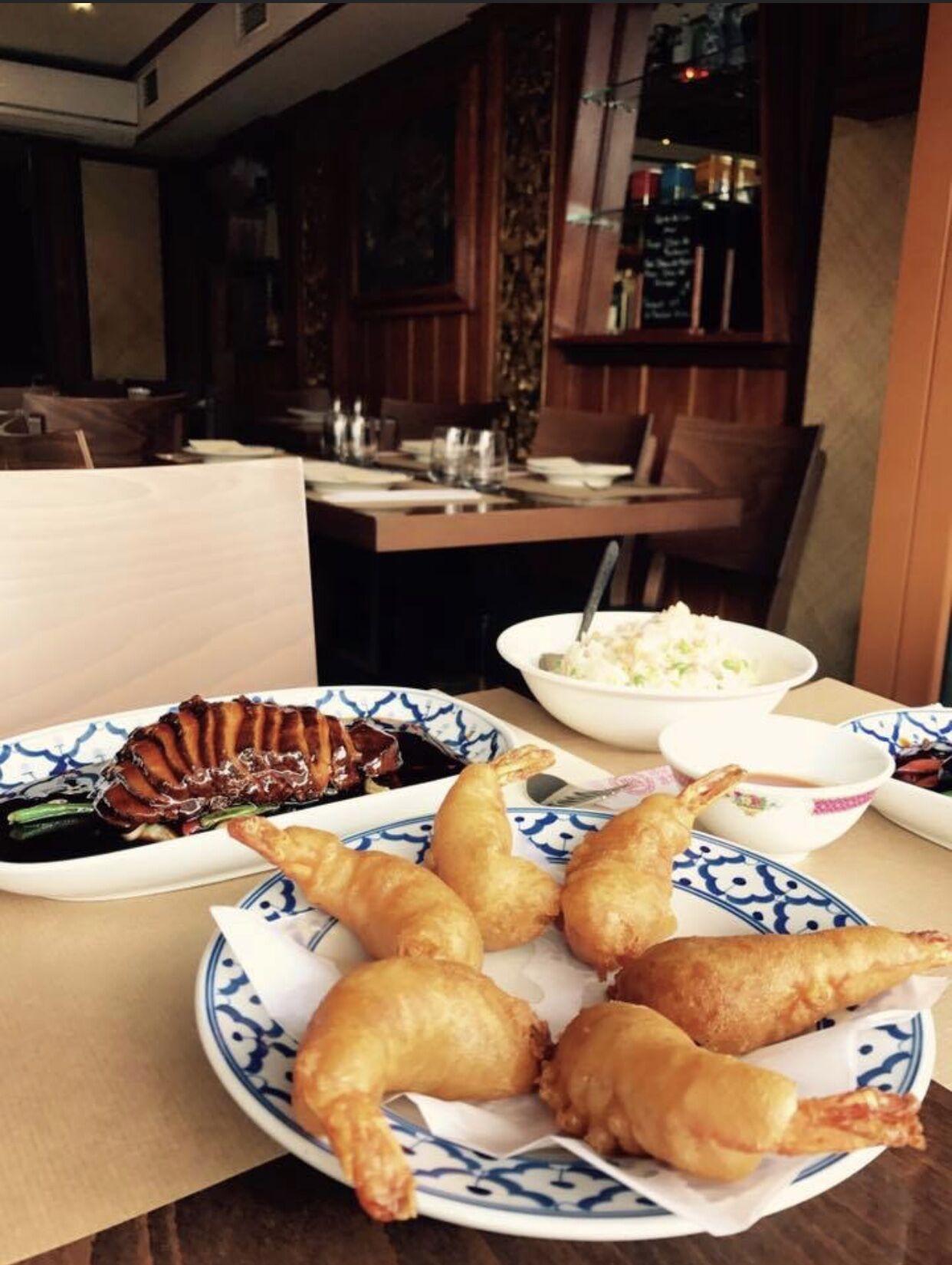 Canard laqué et beignets de crevettes 