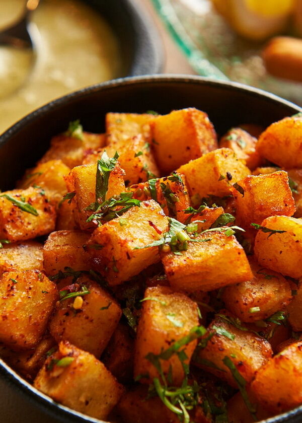 BATATA HARRA (Pommes de terre sautée, ail, coriandre, paprika )