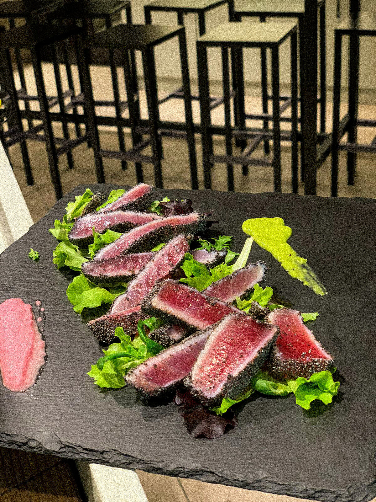 TAGLIATA DI TONNO IN CROSTA DI SEMI DI PAPAVERO - Tuna steak with poppy seeds