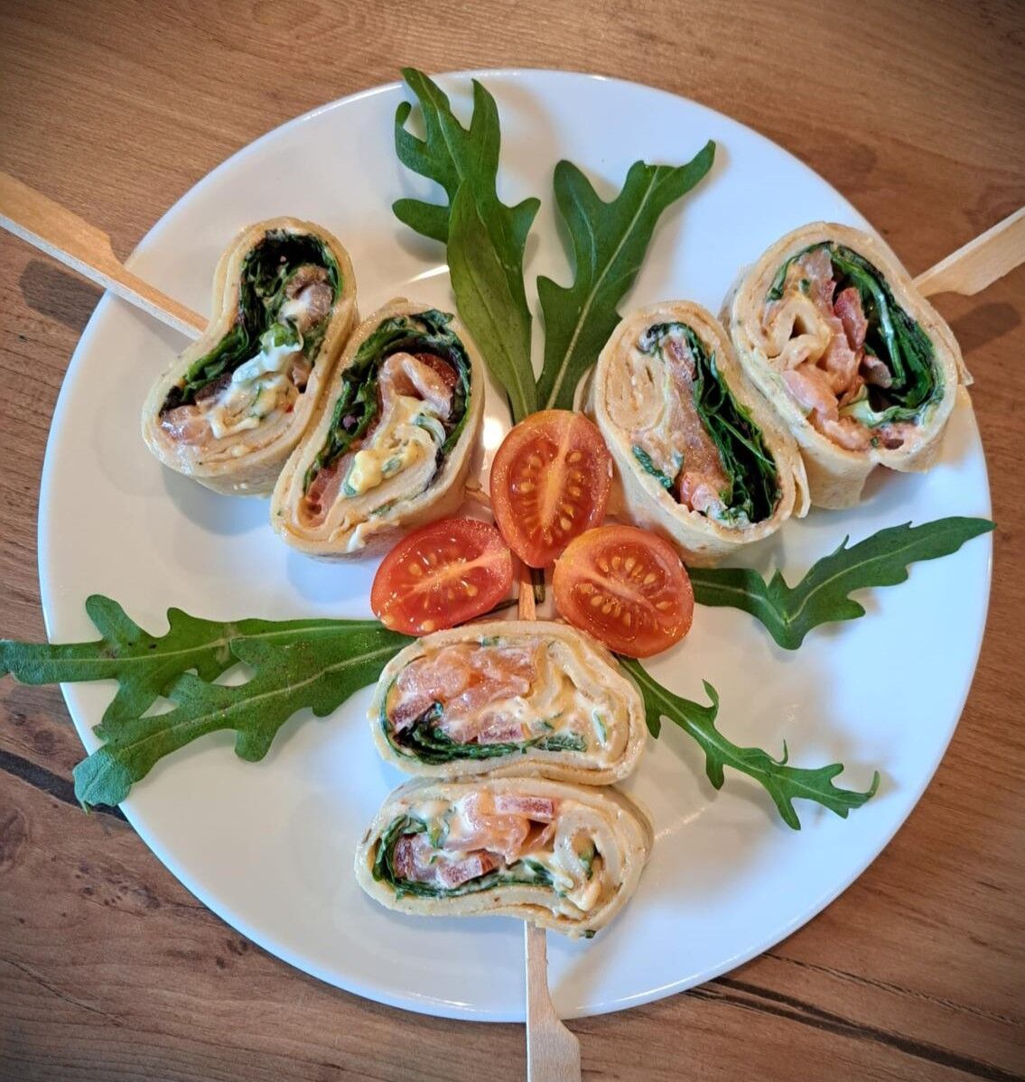 Wrap-Röllchen mit frischen Zutaten – Leicht, bunt & voller Geschmack