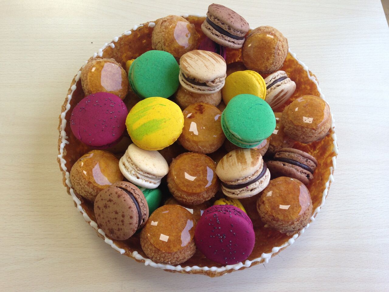 La corbeille de macarons et choux