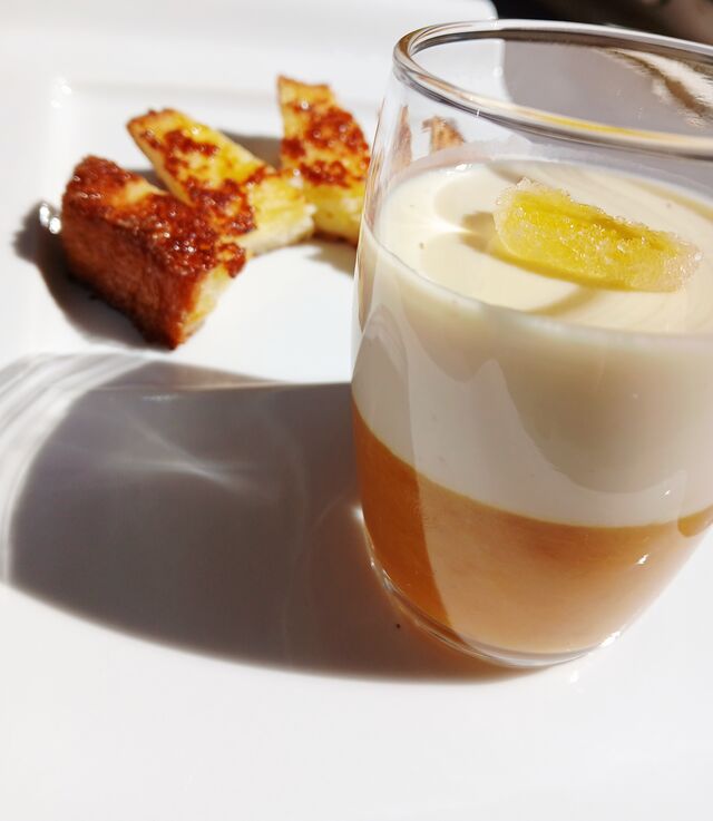 Panna cotta de chocolat blanc au doux parfum de verveine sur lit de compote mirabelle. 