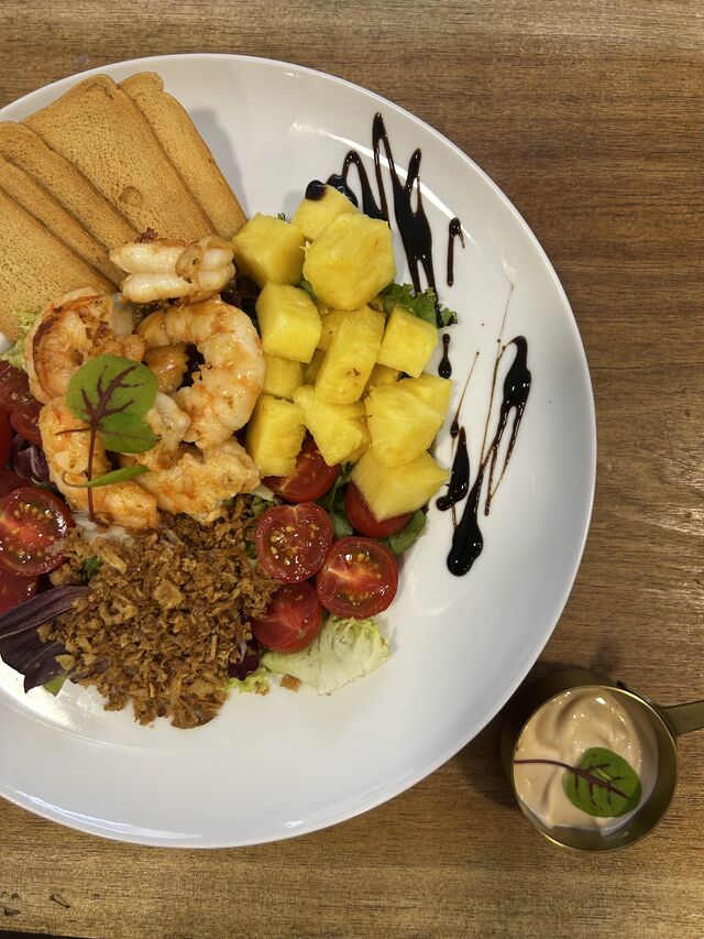 Salada de camarão tropical