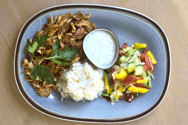 Döner Kebab vom Huhn mit Reis und Salat