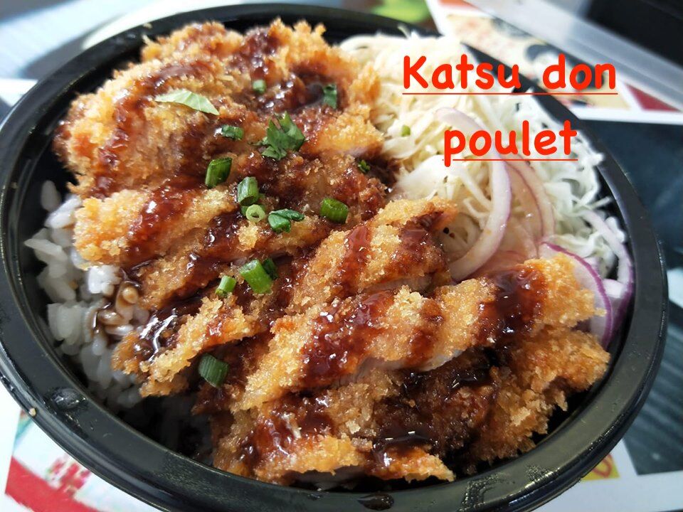 Katsu don au Poulet : bol de riz nature servi avec un steak de poulet pané et d'une salade crudité