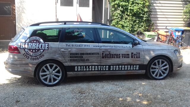 Auf der Straße leicht zu erkennen: Das Zugfahrzeug des Grill-Anhängers.